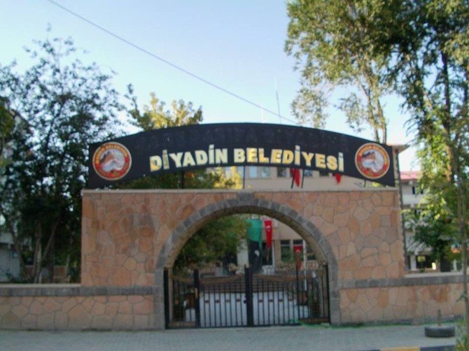 belediye-binasinda-kurtce-tabela-kaldirildi