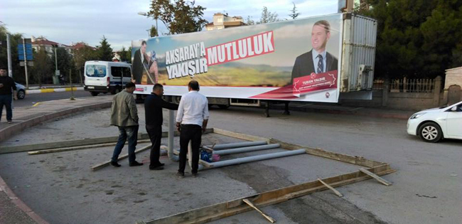 MHP Milletvekili Yaldır’ın afişine ‘Çeşme Engeli’