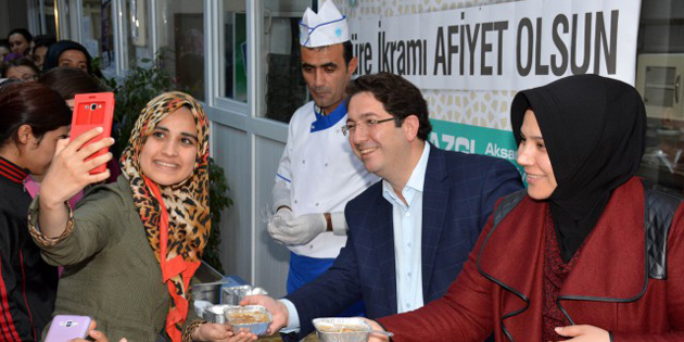 Başkan Yazgı üniversite öğrencilerine aşure ikram etti