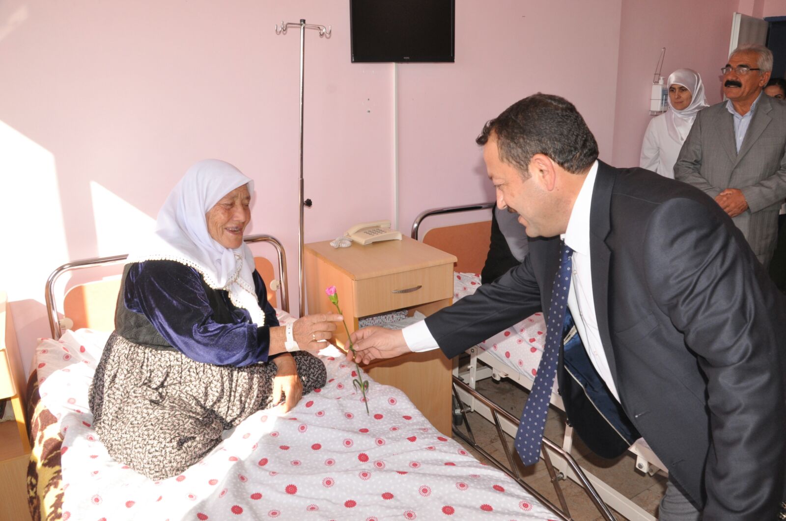 Milletvekili adayı Serdengeçti hastaları ziyaret ederek karanfil verdi
