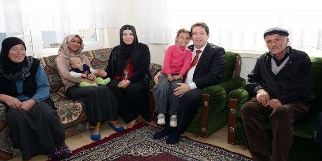 Başkan Yazgı evi yanan aileyi ziyaret etti