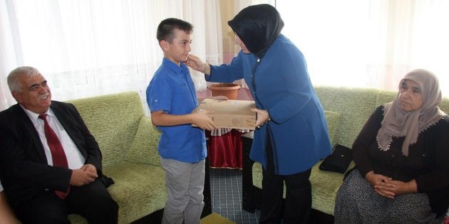 Şehit çocuklarına tablet ve dizüstü bilgisayar hediye edildi