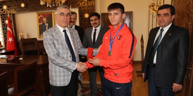 Başarılı sporcular altınla ödüllendirildi