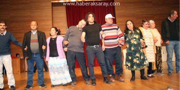 ‘Bende Varım’ isimli tiyatro oyunu ayakta alkışlandı