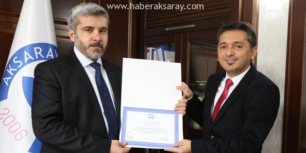 Rektör Şahin TÜBA ödülü alan akademisyeni tebrik etti