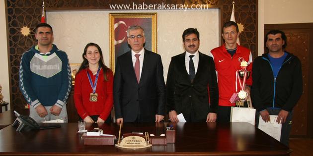 Başarılı sporcular altın ile ödüllendirildi
