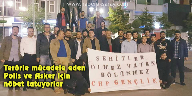 Polis ve Askerlere moral için gece nöbeti tutuyorlar