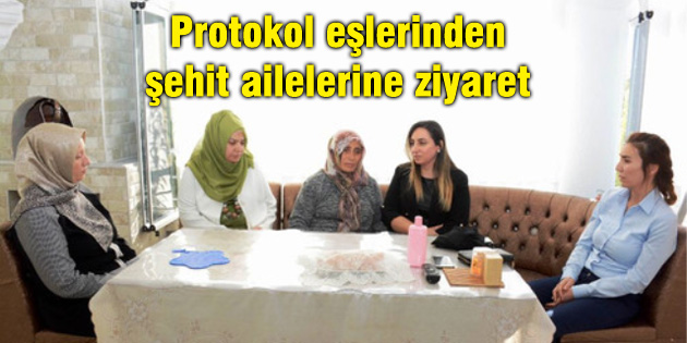 Protokol eşlerinden şehit ailelerine ziyaret