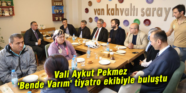Vali Aykut Pekmez ‘Bende Varım’ tiyatro ekibiyle buluştu
