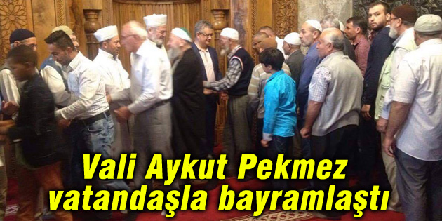Vali Aykut Pekmez vatandaşla bayramlaştı