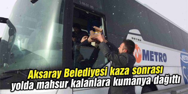 Kaza sonrası yolda mahsur kalanlara kumanya dağıtıldı