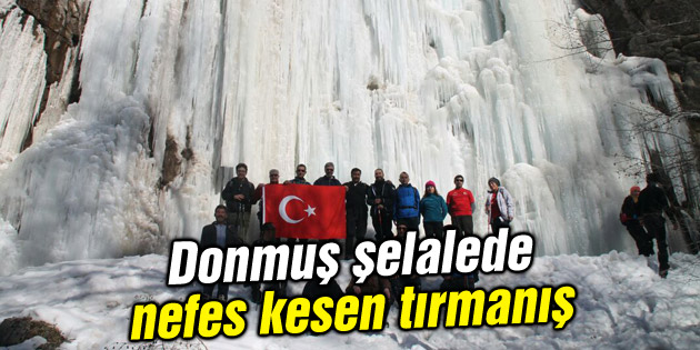 Donmuş şelalede nefes kesen tırmanış