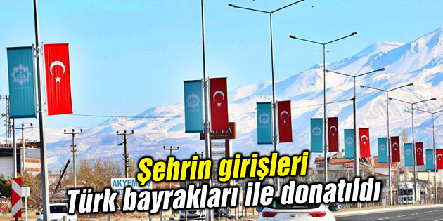 Şehrin girişleri Türk bayrakları ile donatıldı