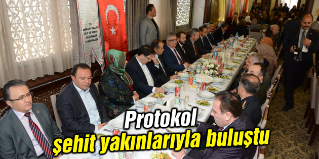 Protokol şehit yakınlarıyla buluştu