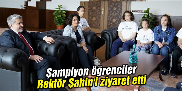 Şampiyon öğrenciler Rektör Şahin’i ziyaret etti