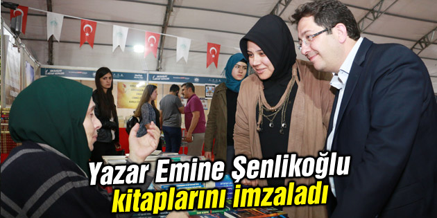 Yazar Emine Şenlikoğlu kitaplarını imzaladı