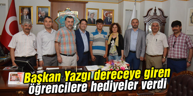 Başkan Yazgı dereceye giren öğrencilere hediyeler verdi