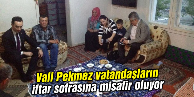 Vali Aykut Pekmez vatandaşların iftar sofrasına misafir oluyor
