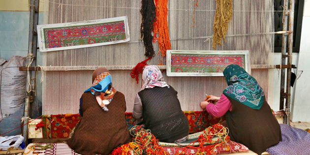 Ev kadınları evlerinde halı dokuyup aile bütçesine katkıda bulunacak