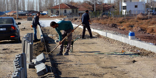 Yeni Aksaray Eğitim ve Araştırma Hastanesi yoluna kaldırım yapılıyor