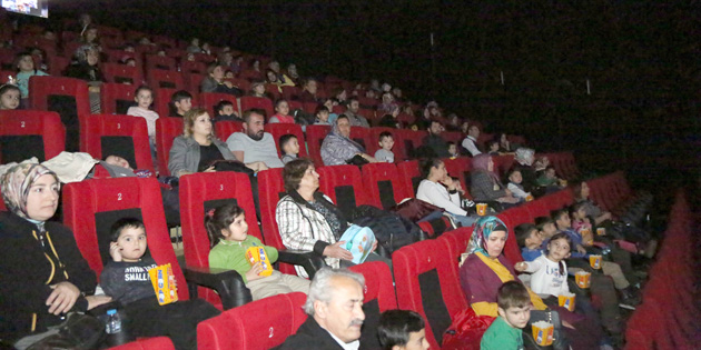 Aksaray Belediyesi 400 çocuğu sinemayla buluşturdu