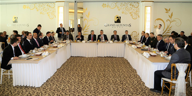 Vali Pekmez: İmkânlar ölçüsünde en iyi hizmeti getirmek için çalışıyoruz