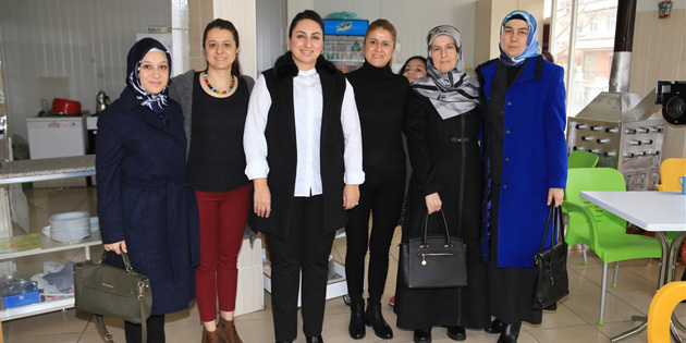 Vali eşi Yeşim Pekmez’den kadın esnaflara destek