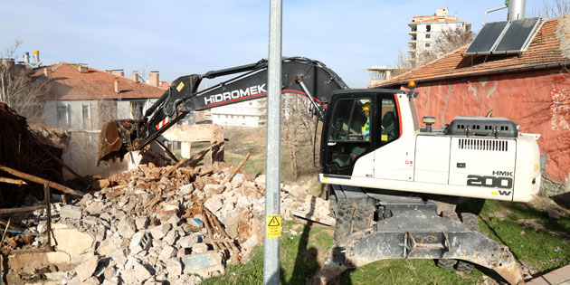 Tehlike saçan metruk binalar yıkılıyor
