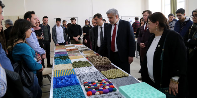 Mimar adayı öğrenciler ilk projelerini sergiledi