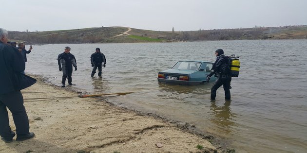El freni çekilmeyen otomobil baraja düştü