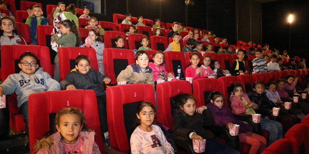 200 öğrenci ‘Tavşan Peter’ adlı çocuk sinemasını izledi