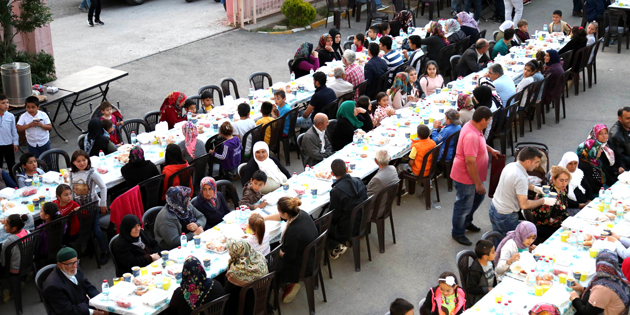 İlk iftar, Çiftlik Mahallesi sakinleriyle gerçekleştirildi