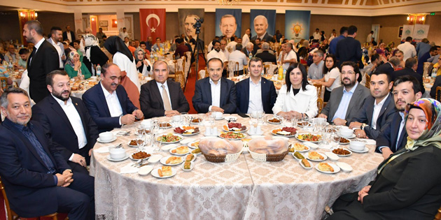 Ak Parti teşkilatı iftarda aynı sofrada buluştu