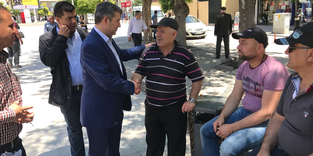 Başkan Altınsoy vatandaşlarla hasbihal ediyor