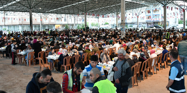 Ramazan’ın bereketi mahalle iftar sofralarında