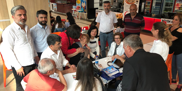 İYİ adaylarını her gittikleri yerde halk bağrına basıyor