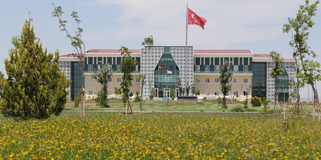 Kampüs alanı giderek yeşilleniyor