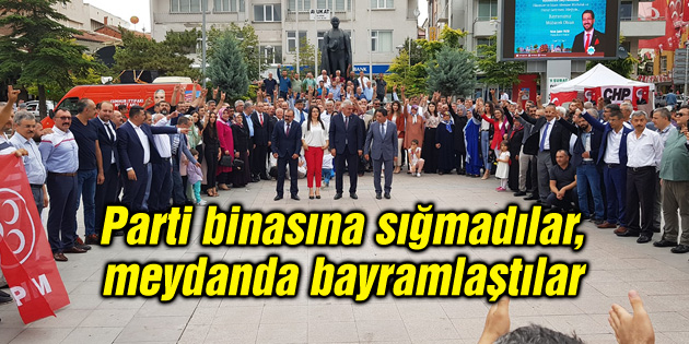 Bayrağımız bir, bayramımız bir!