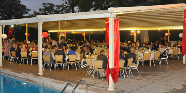 Sevgi evlerinde kalan çocuklar ve korucuyu aileler iftarda buluştu