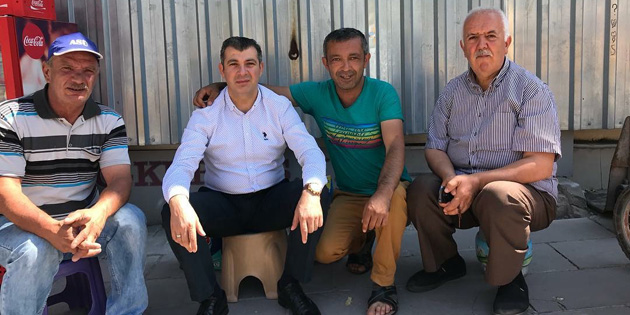 İl Başkanı Altınsoy, vatandaşın hayır duasını alıyor