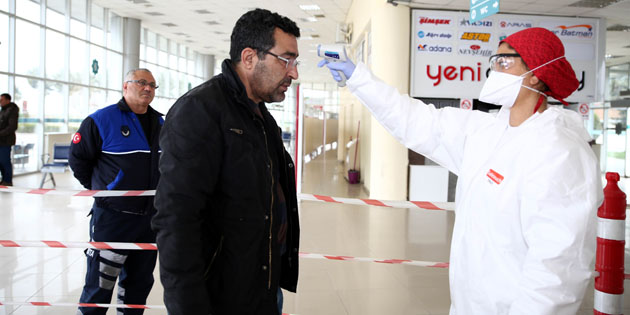 Otobüs terminalinde izinli yolcular sağlık kontrolünden geçiriliyor