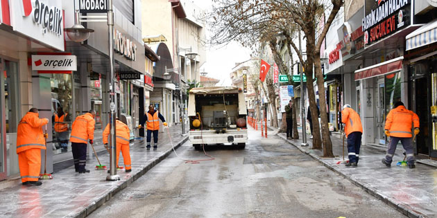Aksaray Belediyesi ekipleri cadde ve sokakları dezenfekte ediyor
