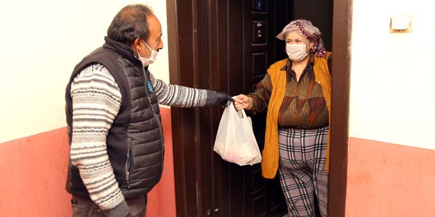 Evde kalan vatandaşlara sıcak yemek servisi yapılıyor