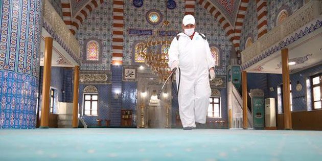 Aksaray’da yeniden ibadete açılacak camiler dezenfekte ediliyor