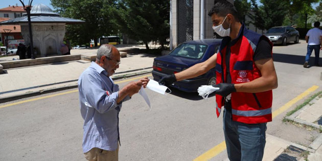 Sokağa çıkma yasağı öncesinde mezarlık ziyaretleri erken yapıldı