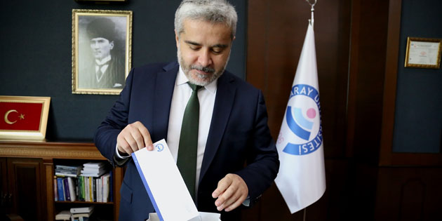 Rektör Şahin öğrencilere hediyelerini gönderdi