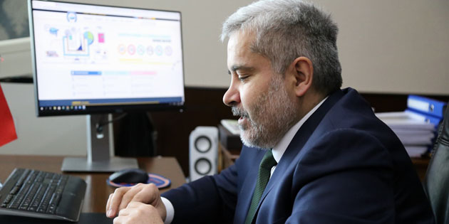 Rektör Şahin öğrencilere telefonla ulaştı, hasbihal etti