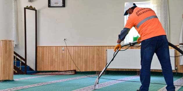 İbadete açılan camiler düzenli olarak temizleniyor