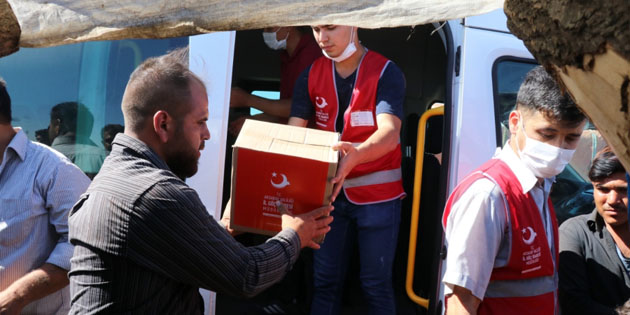 Çadırda yaşayan Suriyelilere korona hijyen paketi dağıtıldı