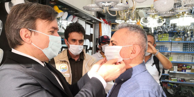 Vali Aydoğdu vatandaşlara kendi elleriyle maske taktı